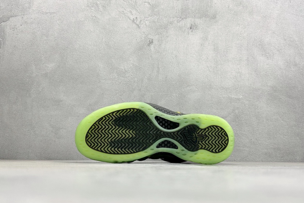 Nike Air Foamposite ONE Mid-Top Retro Basketball Shoes product image 3 thumbnail