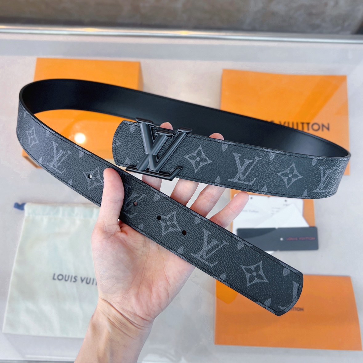 LV Initiales 40 Reversible Belt Monogram Eclipse product image 5 thumbnail