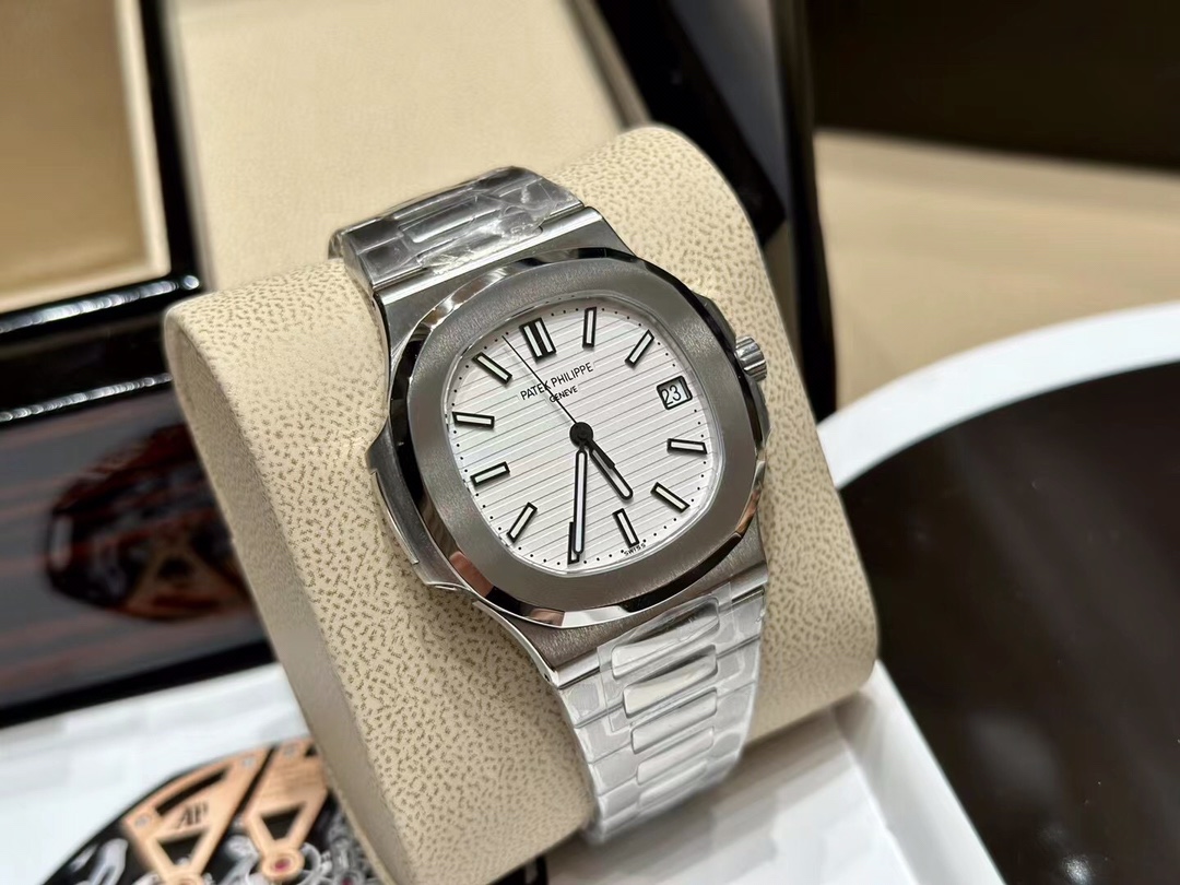 Patek Philippe Nautilus-Style Automatic Watch – Stainless Steel Edition