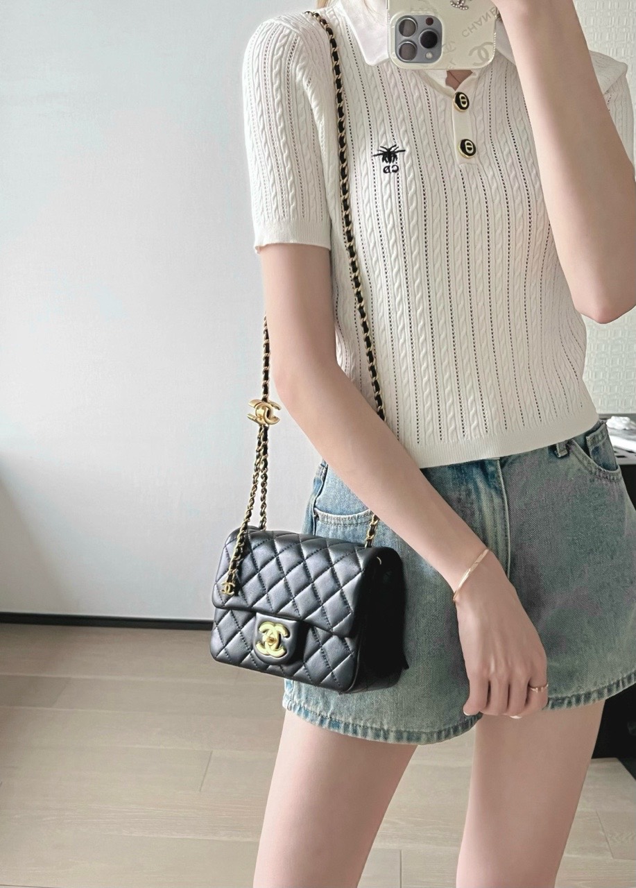     Black Quilted Chain Crossbody Bag product image 6 thumbnail