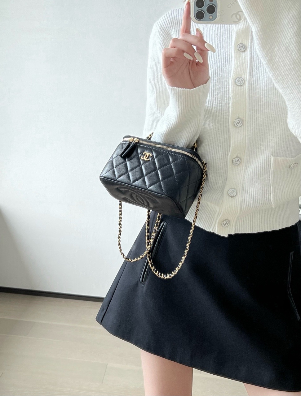     Black Quilted Vanity Chain Crossbody Bag product image 2 thumbnail