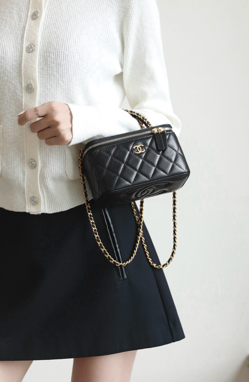     Black Quilted Vanity Chain Crossbody Bag product image 3 thumbnail