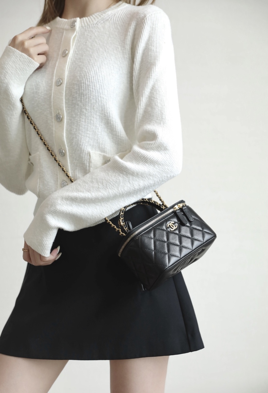     Black Quilted Vanity Chain Crossbody Bag product image 5 thumbnail
