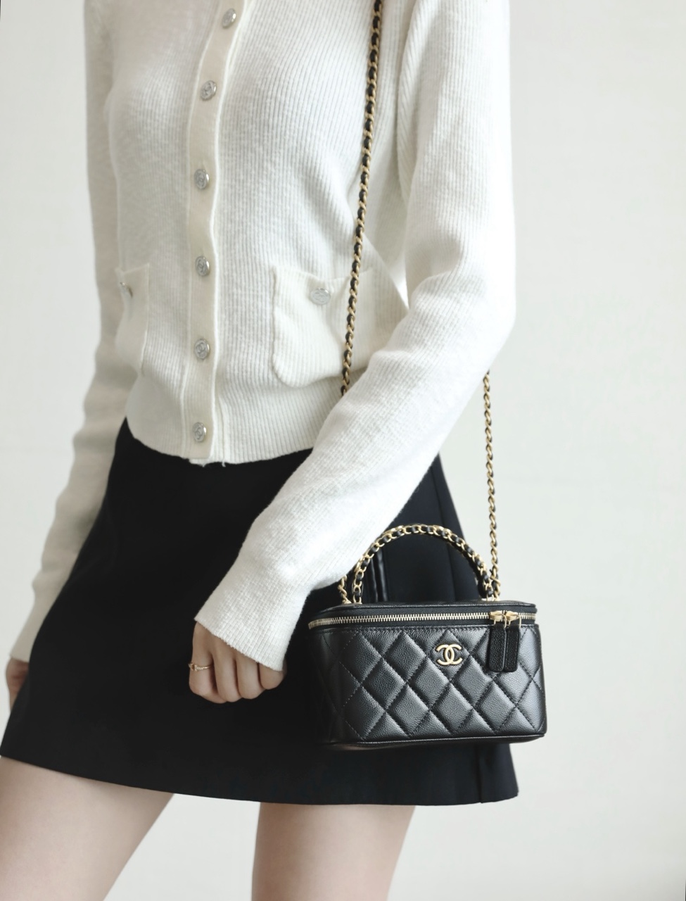     Black Quilted Vanity Chain Crossbody Bag product image 6 thumbnail