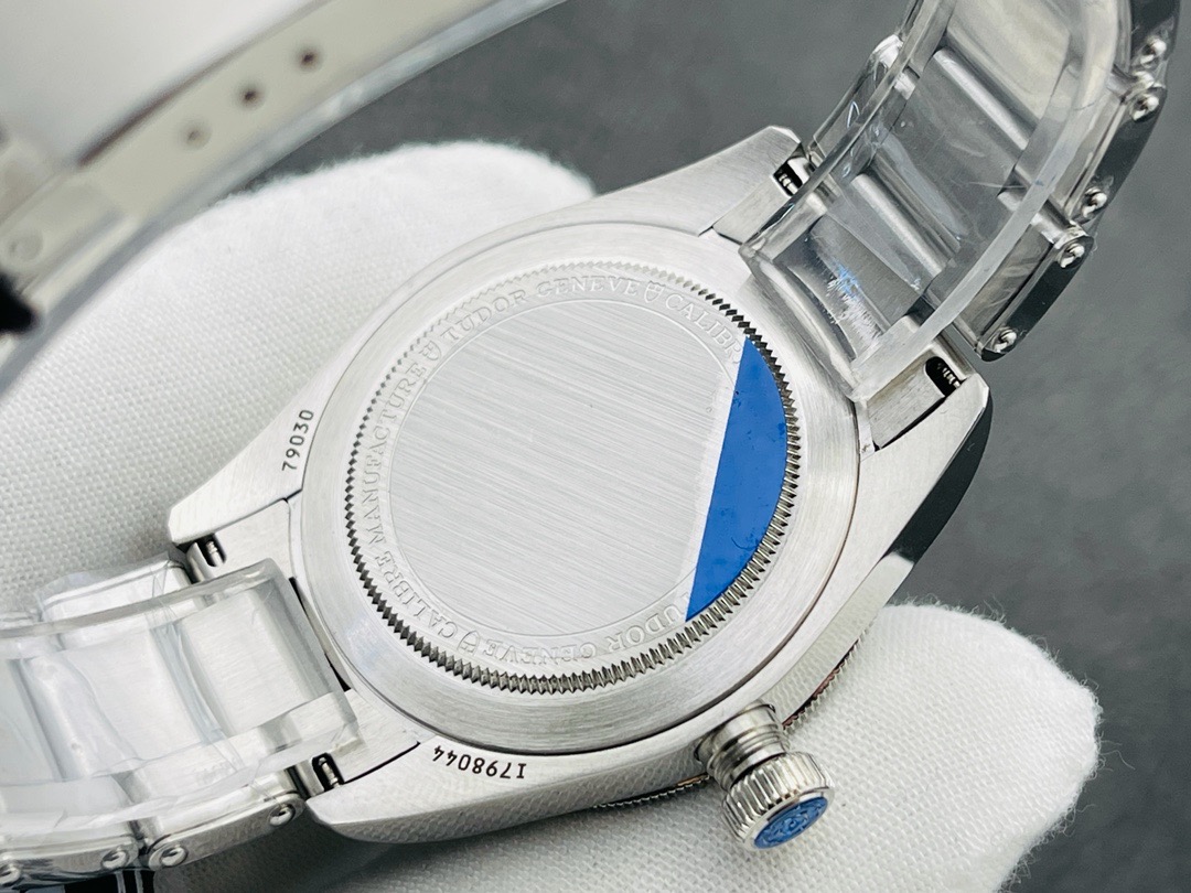 Tudor-Style Black Bay Fifty-Eight 39mm Automatic Watch product image 4 thumbnail