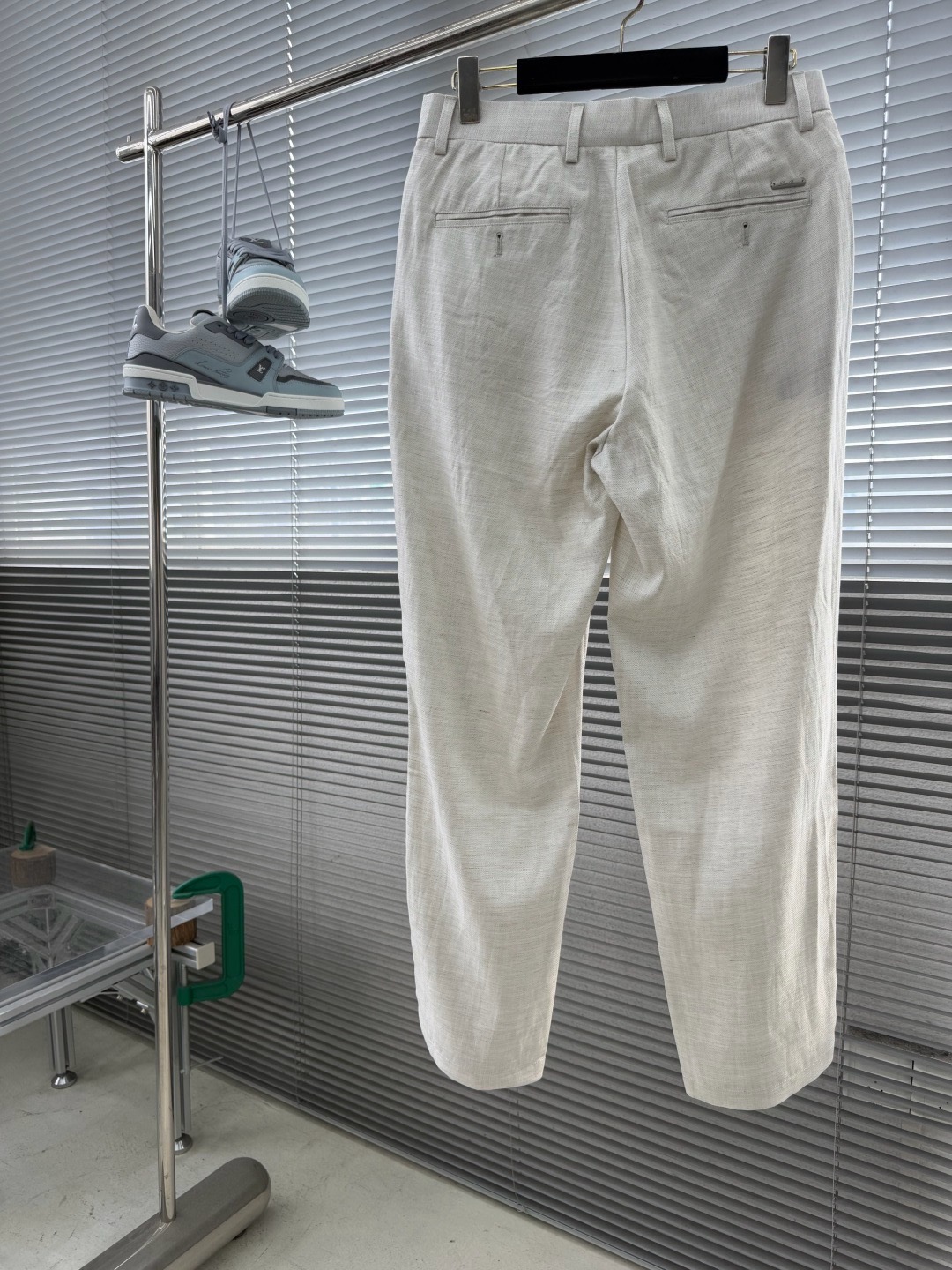 Loro Piana Herringbone Cotton-Linen Tapered Cropped Trousers product image 2 thumbnail