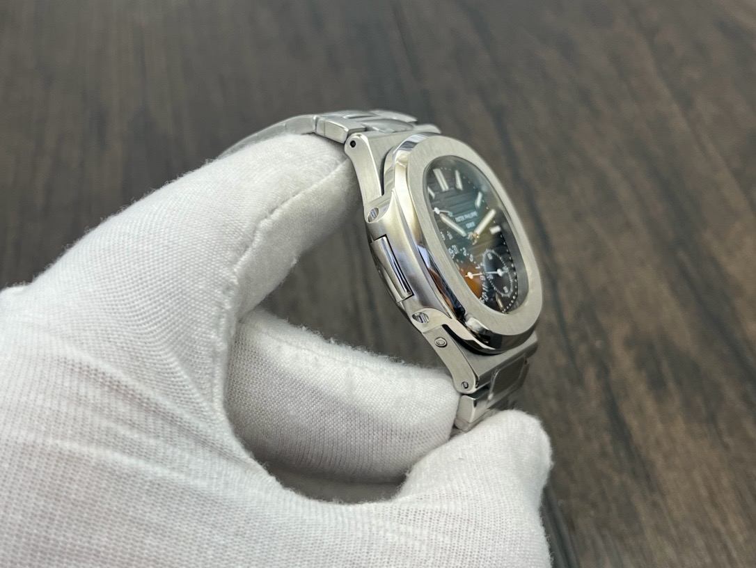 Patek Philippe Nautilus 5724 V5 Ultra-Thin Diamond Luxury Watch product image 2 thumbnail