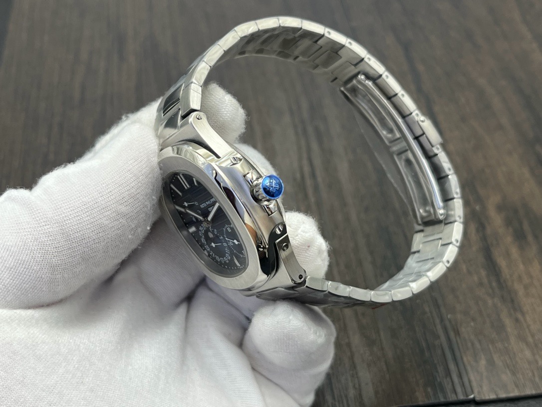 Patek Philippe Nautilus 5724 V5 Ultra-Thin Diamond Luxury Watch product image 3 thumbnail