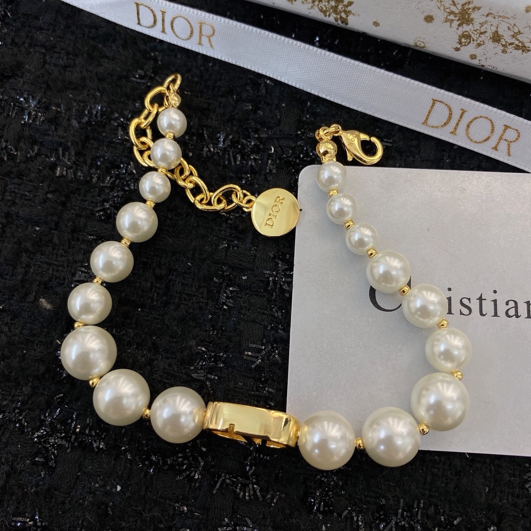 Dior Petit CD Gradient Pearl CD Bracelet product image 4 thumbnail
