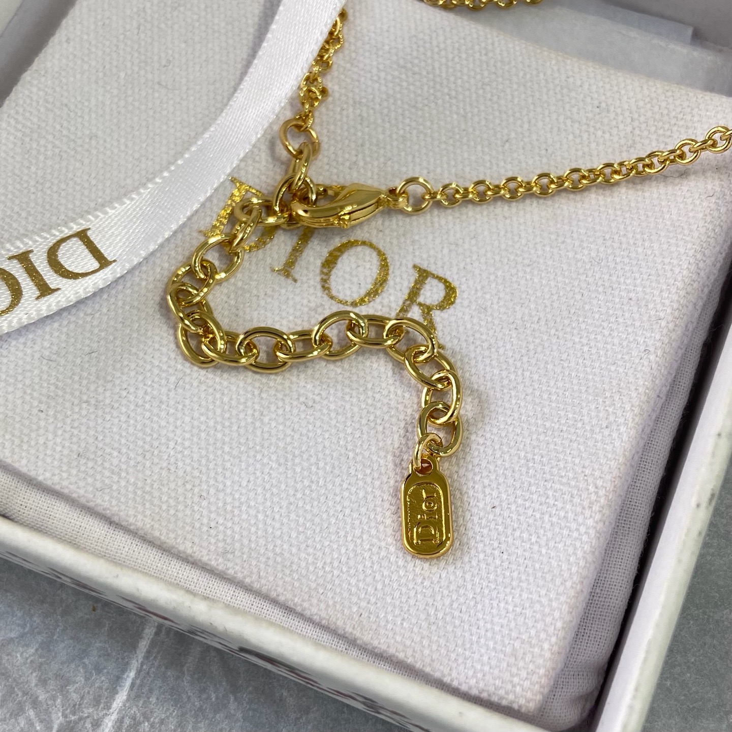 Dior Lucky Four-Leaf Clover Mother-of-Pearl Pendant Necklace product image 4 thumbnail