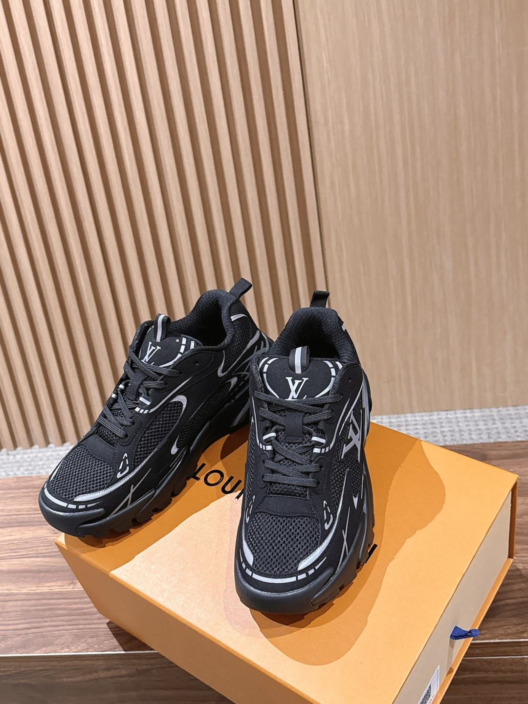 Louis Vuitton LV Runner Tatic Men's Retro Running Sneakers